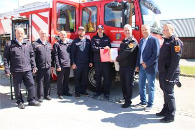 Zur Beförderung von Siegfried Fasching gratulierten (v.l.) Josef Weber, Kurt Kappel, Reinhold Stifter, Christian Schabl, Martin Reidl, Bürgermeister Ewald Bürger und Christine Pfneiszl.