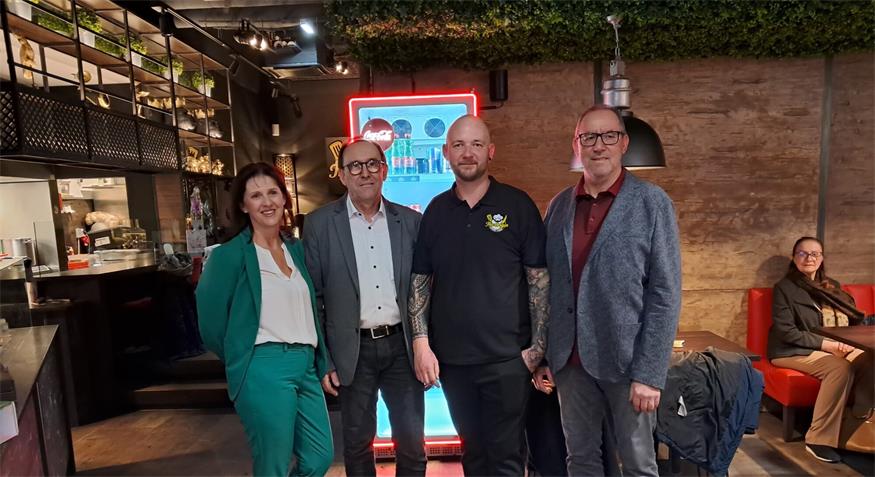Zur Neueröffnung seines Restaurant gratulierten Kevin Szalai Merkur City-Centermanagerin Sandra Klawacs, Oberpullendorfs Vizebürgermeister Nikolaus Dominkovits und der Oberpullendorfer Gemeinderat Rudolf Mörk.