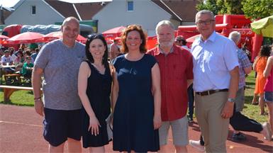 Zusammen. Günter Braunstein, Vorsitzender vom Landesverband der Elternvereine, Nadine Interholzinger, Obfrau des Elternvereins Breitenbrunn mit ihrer Stellvertreterin Verena Bierbaumer, VS-Direktor Karl Hofwimmer und Bürgermeister Helmut Hareter (v.l.).