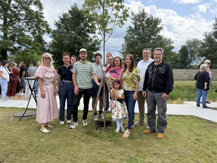 Zusammen mit Obfrau Anna Kölly sowie ihren Töchtern Paulina und Valentina beteiligten sich Familie Pasalic, Familie Weninger, die Jugendmusik, das Pro Mente, der TC und der SV Lackenbach mit insgesamt sieben Baumpatenschaften am Projekt.