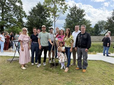 Zusammen mit Obfrau Anna Kölly sowie ihren Töchtern Paulina und Valentina beteiligten sich Familie Pasalic, Familie Weninger, die Jugendmusik, das Pro Mente, der TC und der SV Lackenbach mit insgesamt sieben Baumpatenschaften am Projekt.