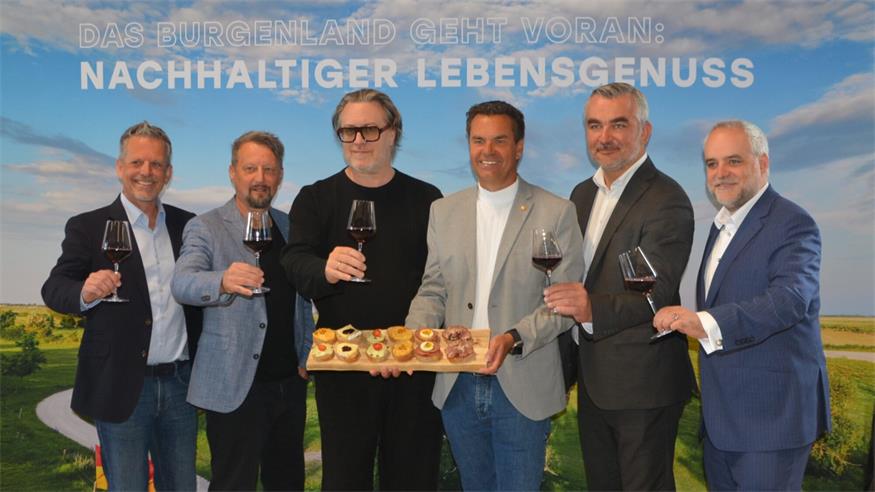 Zusammenarbeit. Burgenland Tourismus Erlebnisregionsmanager Patrik Hierner, CMO Kurt Kaiser, Burgschauspieler und Burgenland-Botschafter Nicholas Ofczarek, Burgenland Tourismus-Geschäftsführer Didi Tunkel, Landesrat Heinrich Dorner und Esterhazy-Vorstandsvorsitzender Matthias Grün (v.l.).