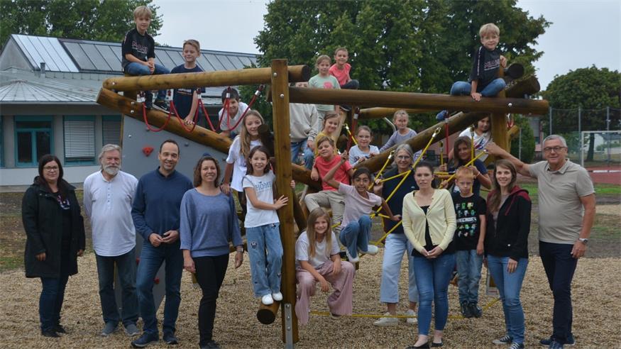 Zusammenarbeit. Elternverein, Gemeinde und Volksschule setzten ein Projekt für die Kinder um. Sichtlich zur Freude der Kinder zieren nun ein neues Klettergerüst und Schaukeln den Schulgarten.