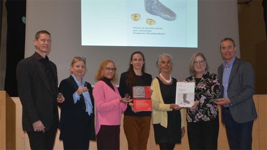 Zusammenarbeit. Nikolaus Hofer, Maria Teuschel, Eva Steinberger (alle vom Bundesdenkmalamt), Lucia Formato, Violetta Reiter, Petra Weiss (Fachdirektorin des Bundesdenkmalamts) und Bürgermeister Martin Radatz (v.l.) mit ihren Werken und Abgüssen eines Fundes. 