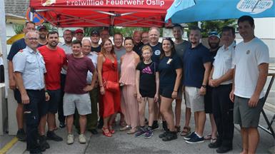 Zusammenhalt. Landesfeuerwehrkommandant Harald Nakovich (2.v.r.) sowie Bezirksfeuerwehrkommandant Gerald Klemenschitz (Mitte) und Vertreter aller Feuerwehren des Abschnitts 2 ließen es sich nicht nehmen mit der der Feuerwehr Oslip rund um Kommandant Erwin Schrödl (l.) zu feiern.