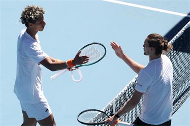 Zverev (rechts) besiegte Diallo