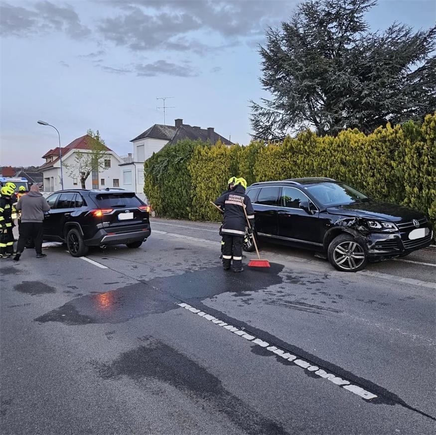 Zwei Autos wurden beschädigt, die Unfallstelle musste gereinigt werden.