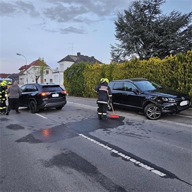 Zwei Autos wurden beschädigt, die Unfallstelle musste gereinigt werden.