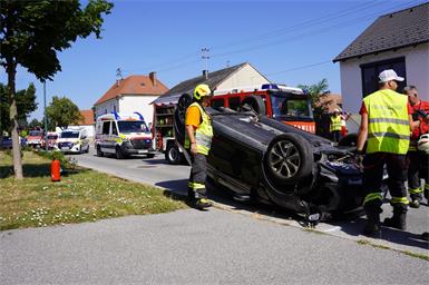 Zwei Personen wurden bei dem Unfall leicht verletzt.