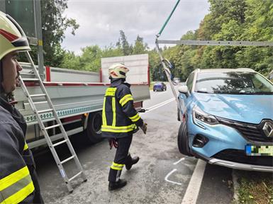 Zwei Pkw nach Verkehrsunfall auf B50 geborgen.