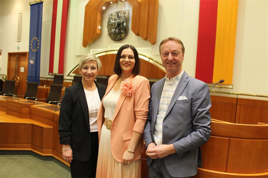 Zweimal Rot, einmal Blau: Landtagspräsidentin Astrid Eisenkopf (M.), der Zweite Präsident Hans Tschürtz und die Dritte Präsidentin Claudia Schlager wollen immer an einem Strang ziehen.