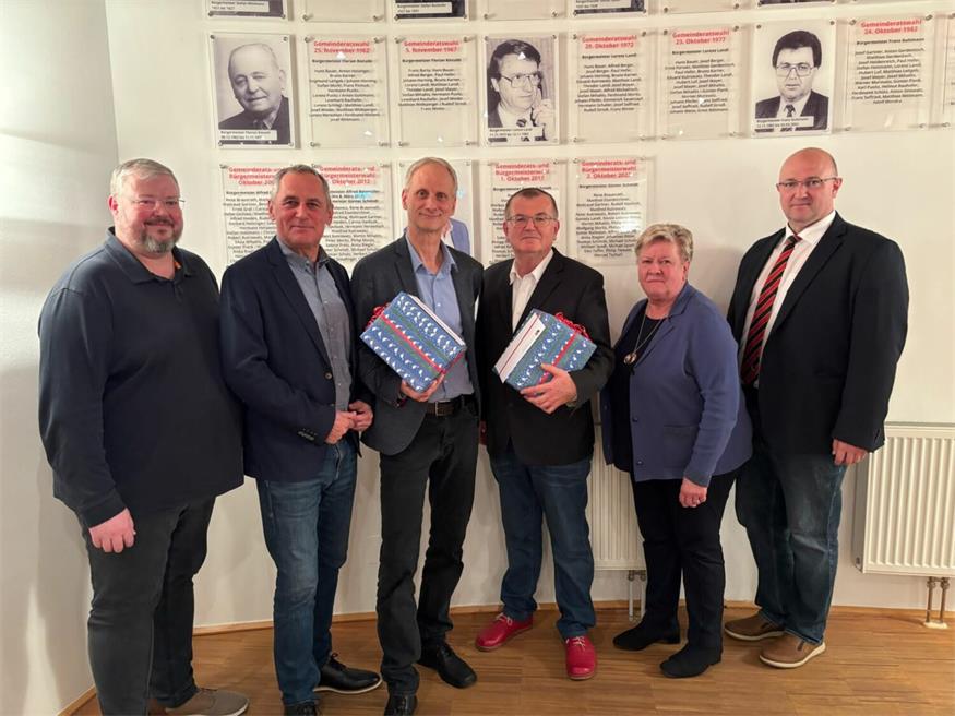 Zweiter Vizebürgermeister Martin Mihalits, Bürgermeister Günter Schmidt, Erste Vizebürgermeisterin Waltraud Gartner und der neue Amtsleiter Lambert Fürsatz bedankten sich bei Johann Brünner und Alfred Reismüller für ihre langjährige Tätigkeit für die Gemeinde. 