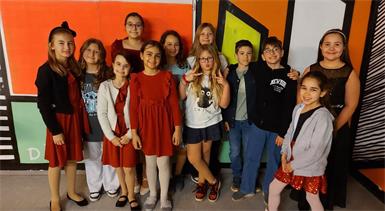 Zwölf Kinder aus der VS Draßburg nahmen am burgenländisch-kroatischen Gesangswettbewerb „Grajam“ in Großwarasdorf teil. Roya und Diana (4. und 5. v.l.) freuen sich schon auf ihren Auftritt m Finale.
