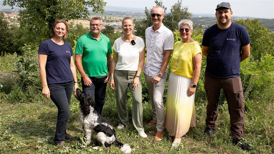 :eschäftsführerin Marlene Hrabanek-Bunyai (Naturpark Rosalia-Kogelberg), Obmann Bürgermeister Kurt Fischer (Baumgarten), Landeshauptmann-Stellvertreterin Anja Haider-Wallner, Bürgermeister Ing. Christoph Haider (Draßburg), Obmann-Stellvertreterin Bürgermeisterin Ulrike Kitzinger (Sigleß) und Koordinator des landwirtschaftlichen Betriebs Julian Dorfmeister (Naturpark Rosalia-Kogelberg) (v.l.) in Draßburg. 