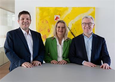 v.l.: Andreas Schneemann, Gründer und Geschäftsführer von Enlion, Generaldirektor-Stellvertreterin Eva Fugger, Raiffeisenlandesbank Burgenland, und Generaldirektor Michael Höllerer, Raiffeisen Niederösterreich-Wien.