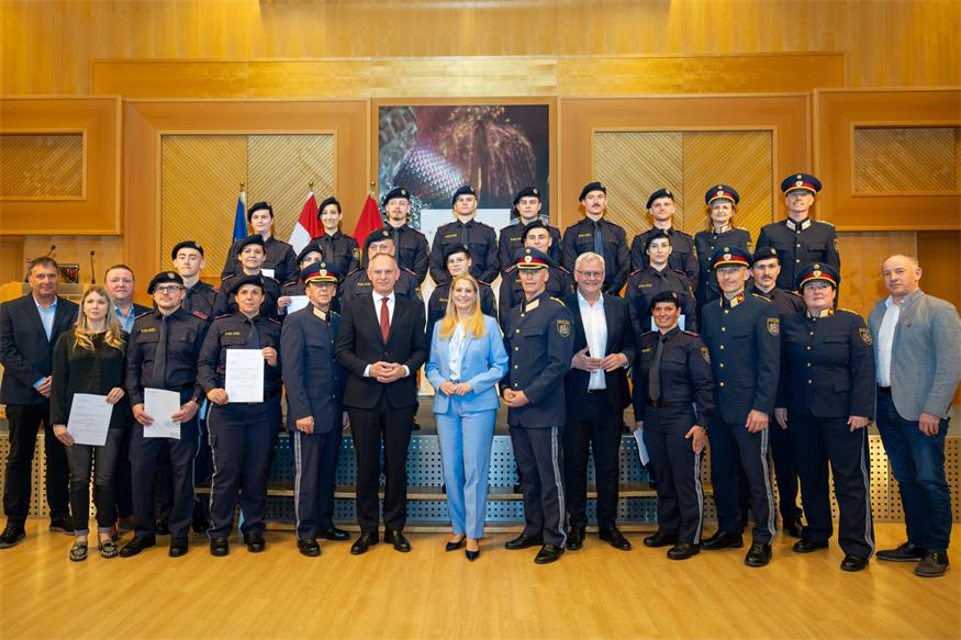 vlnr.: LAbg. Bgm. Roman Kainrath (3. v.l.), Landespolizeidirektor-Stellvertreter Christian Wukitsch, Innenminister Gerhard Karner, Landesrätin Daniela Winkler, Landespolizeidirektor Martin Huber und LAbg. Bgm. Thomas Steiner mit Vertreterinnen und Vertretern der Polizei und den ausgemusterten Polizeischülerinnen und -schülern 