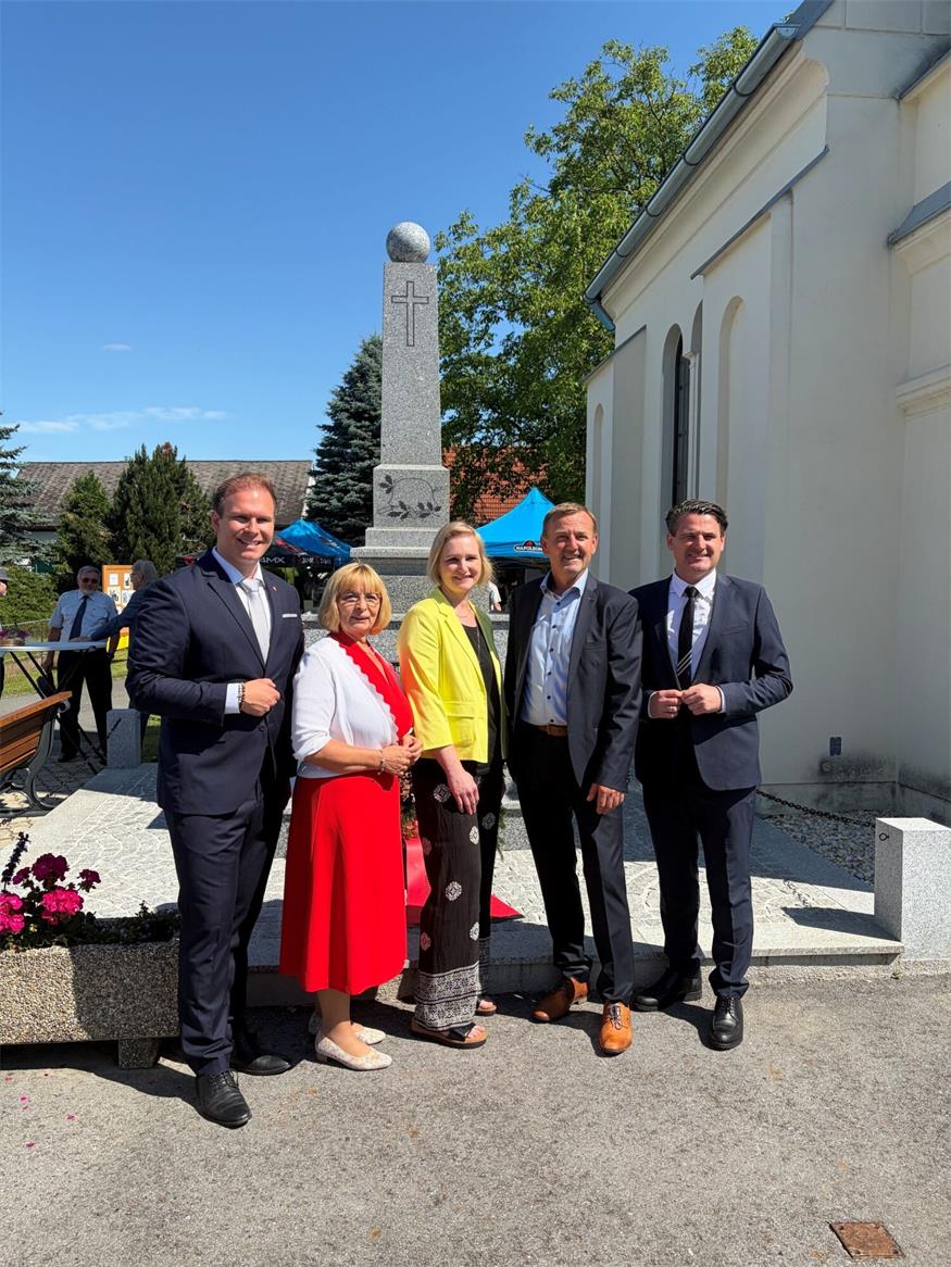 vlnr: LAbg. Fabio Halb, Vizebürgermeisterin Claudia Supper, Verschönerungsvereins-Obfrau Bianca Ringdorfer, Bgm. Harald Brunner und LPO NR Christoph Zarits<?ZE?><?ZE?> 