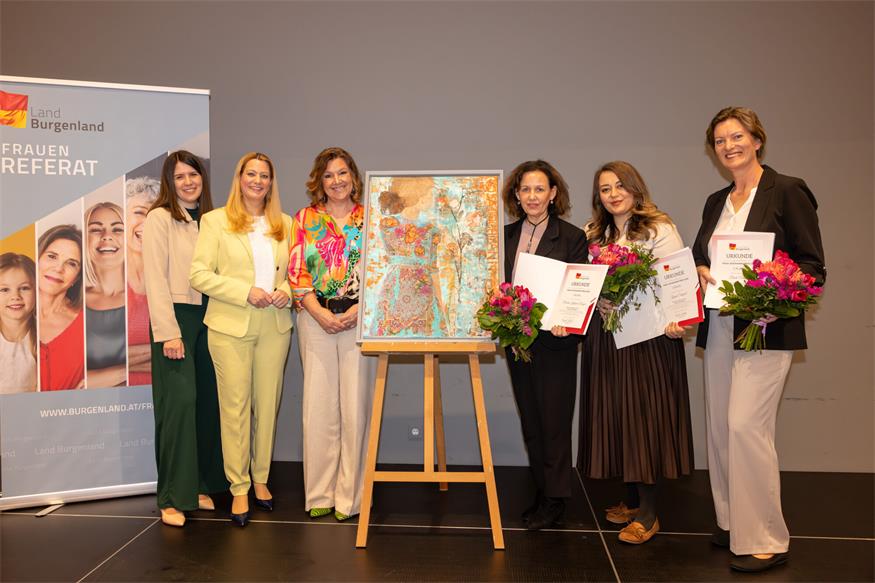 vlnr.: Martina Knartz (Leitung Referat Frauen, Antidiskriminierung und Gleichbehandlung, Amt der Burgenländischen Landesregierung), Landesrätin Daniela Winkler, Petra Mörth (Malerin), Claudia Kreiner-Ebinger (1. Platz , Rosa Jochmann Preis 2025), Zeynep Ertugrul (2. Platz , Rosa Jochmann Preis 2025), Beate Venus (3. Platz , Rosa Jochmann Preis 2025)